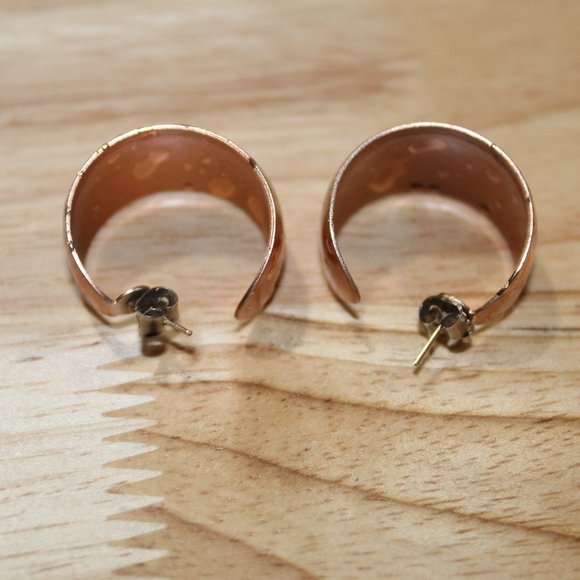 Rose colored small bangle earrings - Picture 6 of 6